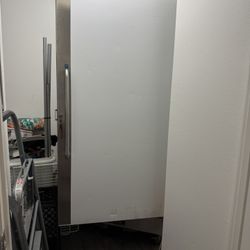 LARGE, Upright Freezer