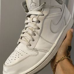 Air Jordan 1 Mid ‘White Wolf Grey’