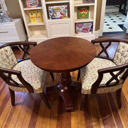 Small Round Table With 2 Vintage Chairs