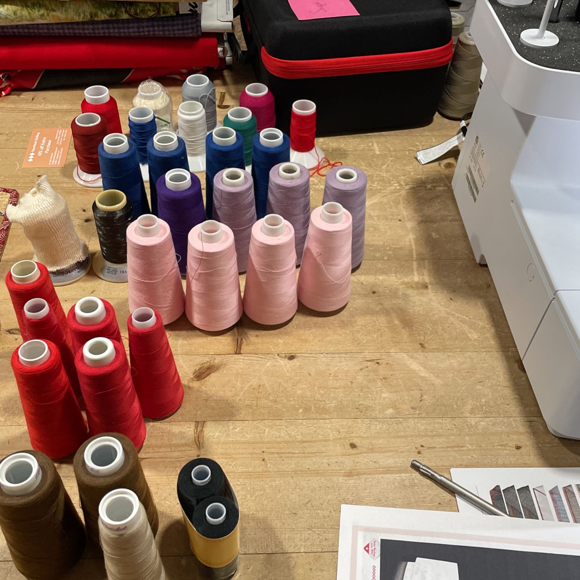 BERNINA L 890 SERGER OVERLOCK MACHINE LIKE NEW for Sale in Marysville