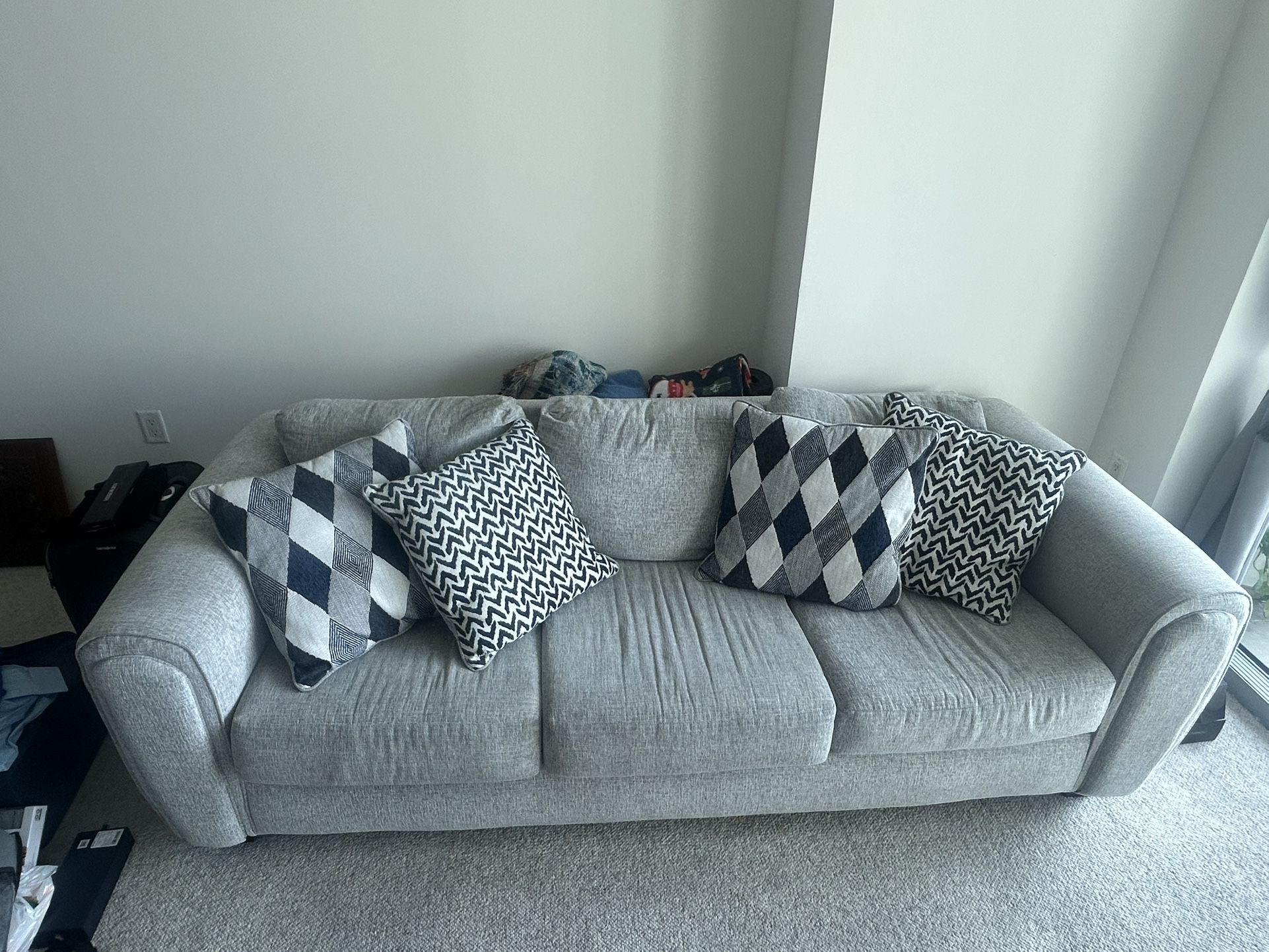 Modern Light Gray 3-Seater Sofa – Includes 4 Decorative Pillows!