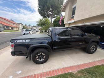 Toyota Tacoma Tri-Fold Tonneau Cover 2018–2023 Short Bed