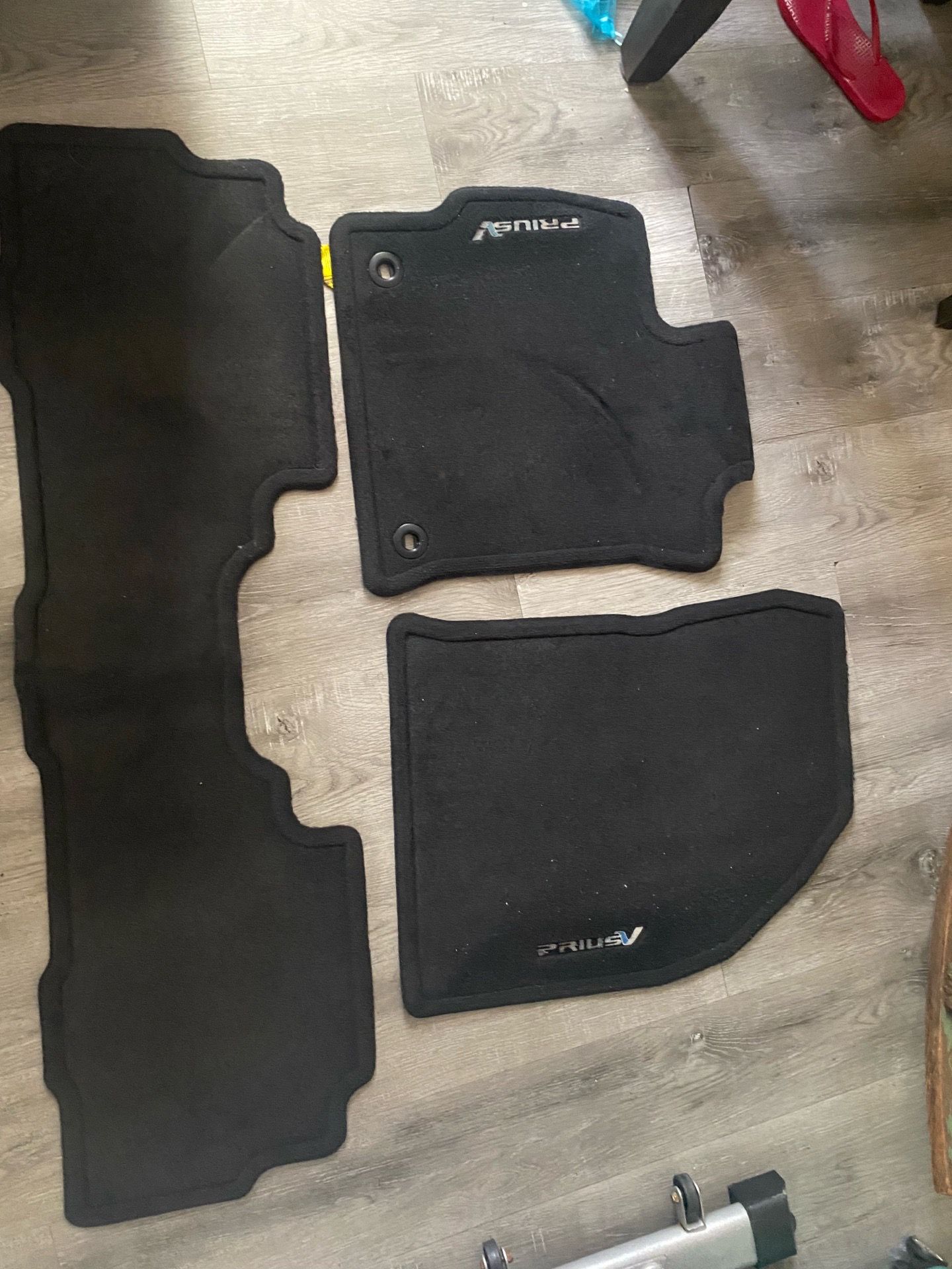 Toyota Prius v black carpet floor mats