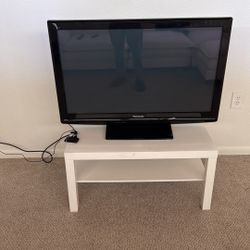 40 Inch HDTV With Table Stand AND Roku W/remote 