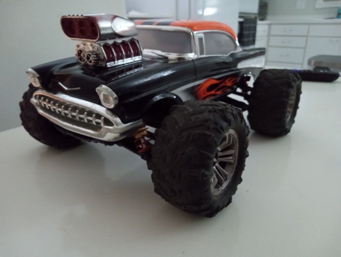 Custom RC 4x4 57 Chevrolet.