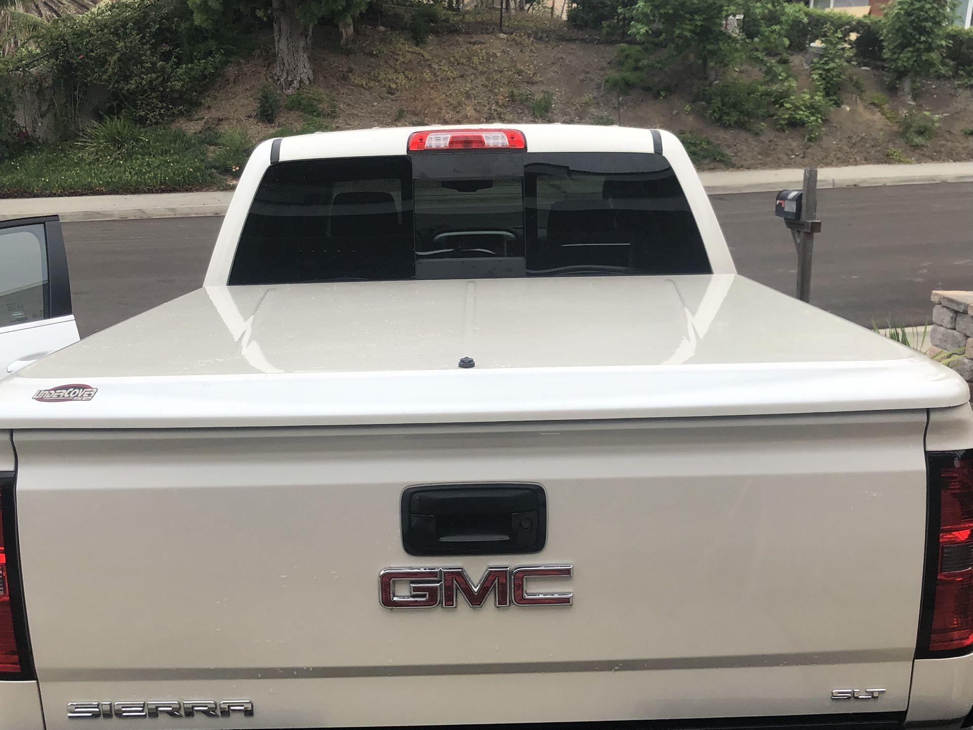 UNDERCOVER LUX ONE PIECE TONNEAU COVER GMC/CHEVY 5’8” Bed