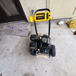  PRESUREWASHER DEWALT 3600PSI EL MOTOR TRABAJA EN BUENAS CONDISIONES LAS BOMBA TIENE POCA PRESION.        