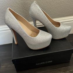 Brandnew Beautiful Silver Heels Size 6 Retail Value $149.99 + Tax 