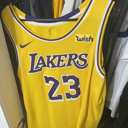 Los Angeles Lakers Jersey Lebron James Size XL **WILL SELL FOR A GOOD PRICE NOT TO LOW