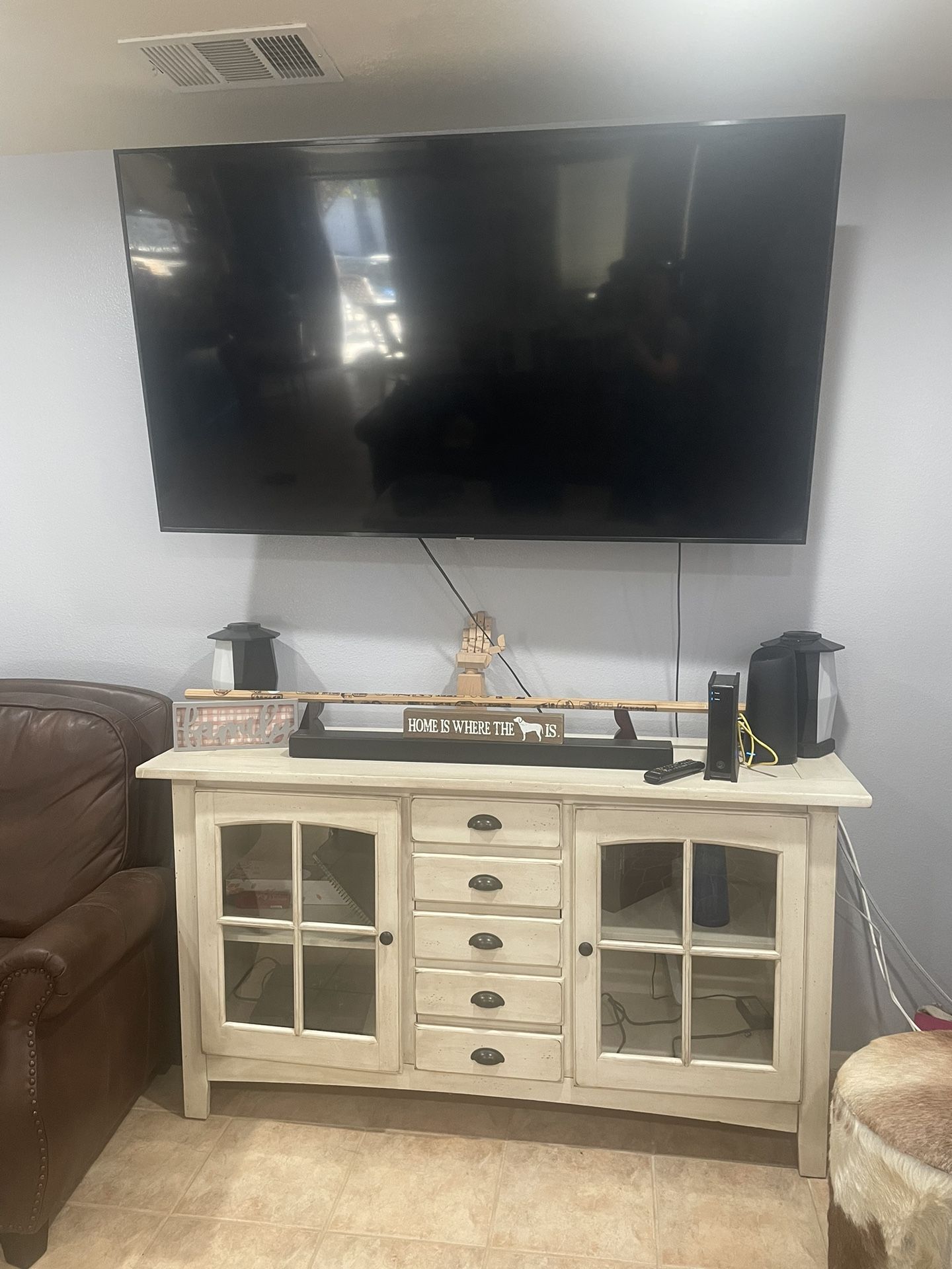 Big TV With Sound Bar!!!!