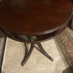 Table/round/antique 