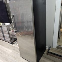 Vissani Garage Refrigerator/Freezer Convertible 