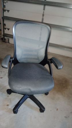 Nice 1 year old 6 wheeled office chair