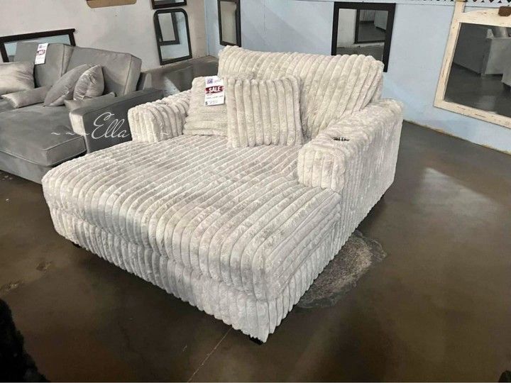 Stupendous Oversized Chair For $10 Down Payment And Financing Available