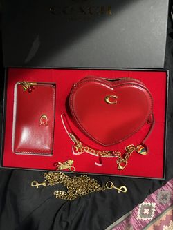 Coach 3 pc set in ❤️ shape purse 👜