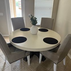 Round Dinner Table With Chairs