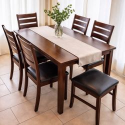 Beautiful dining table set with six chairs in excellent condition