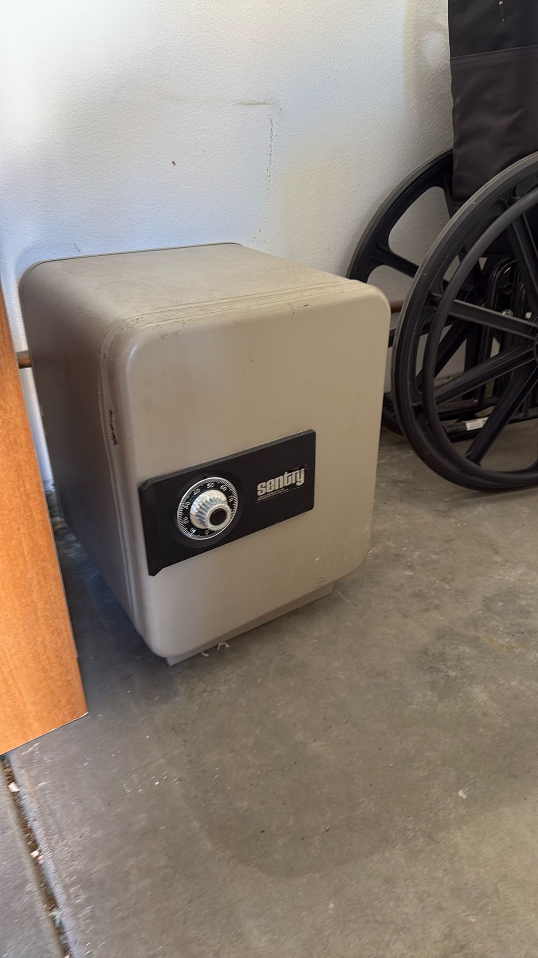 Sentry Safe Box 19 X 14 / 14 Depth