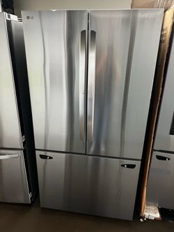 COUNTER DEPTH LG FRENCH STYLE REFRIGERATOR WITH INTERNAL WATER/ICE