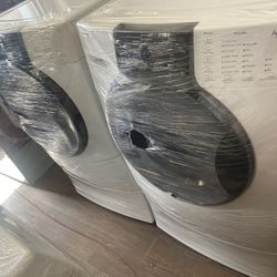 Kenmore Elite Front Loads Washer And Dryer With Pedestals