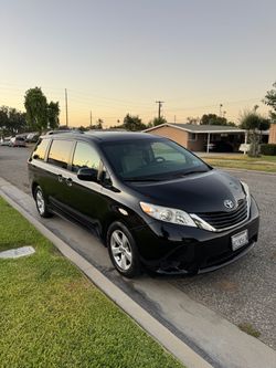 Toyota Sienna 8 Passengers