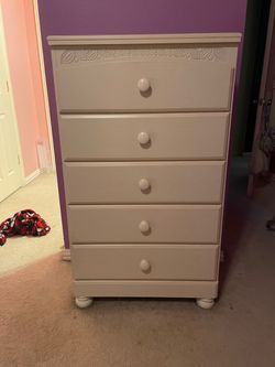 White 5-Drawer Dresser/Chest of drawers