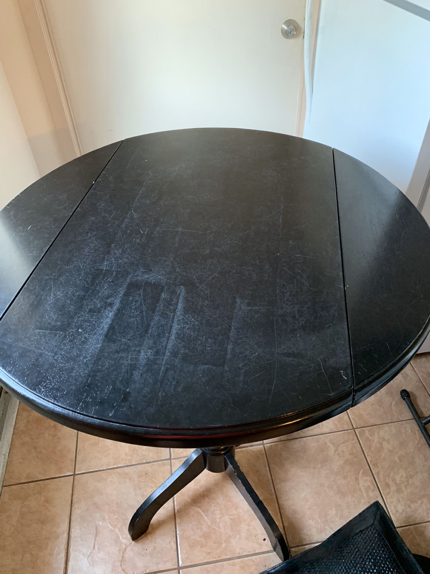 Countertop table for 2 with 2 chairs