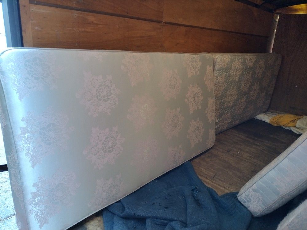 Twin Size Mattress & Box Springs Set for sale ποΈ