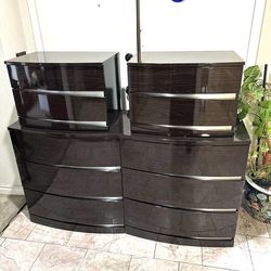 Wooden 6 Drawers Dresser And Mirror((59”L,18” D,,32” H ))   And 2 Nightstands ((24”L,16”D,16.5”H)$
