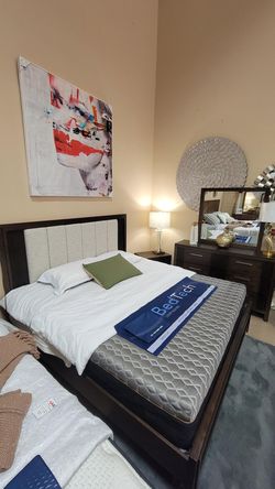 New!! 4 pc Casual Transitional King Bedroom set