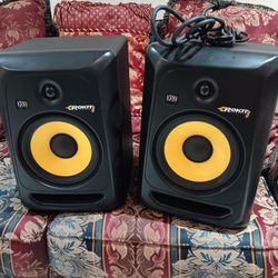 KRK STUDIO MONITORS ROKIT 8...PAIR IN PERFECT CONDITION ACTIVE MONITORS WITH CABLES. VERY GOOD FOR STUDIO