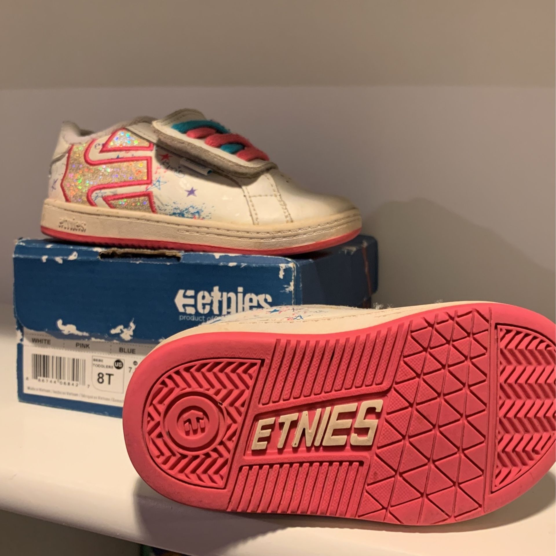 Pink etnies