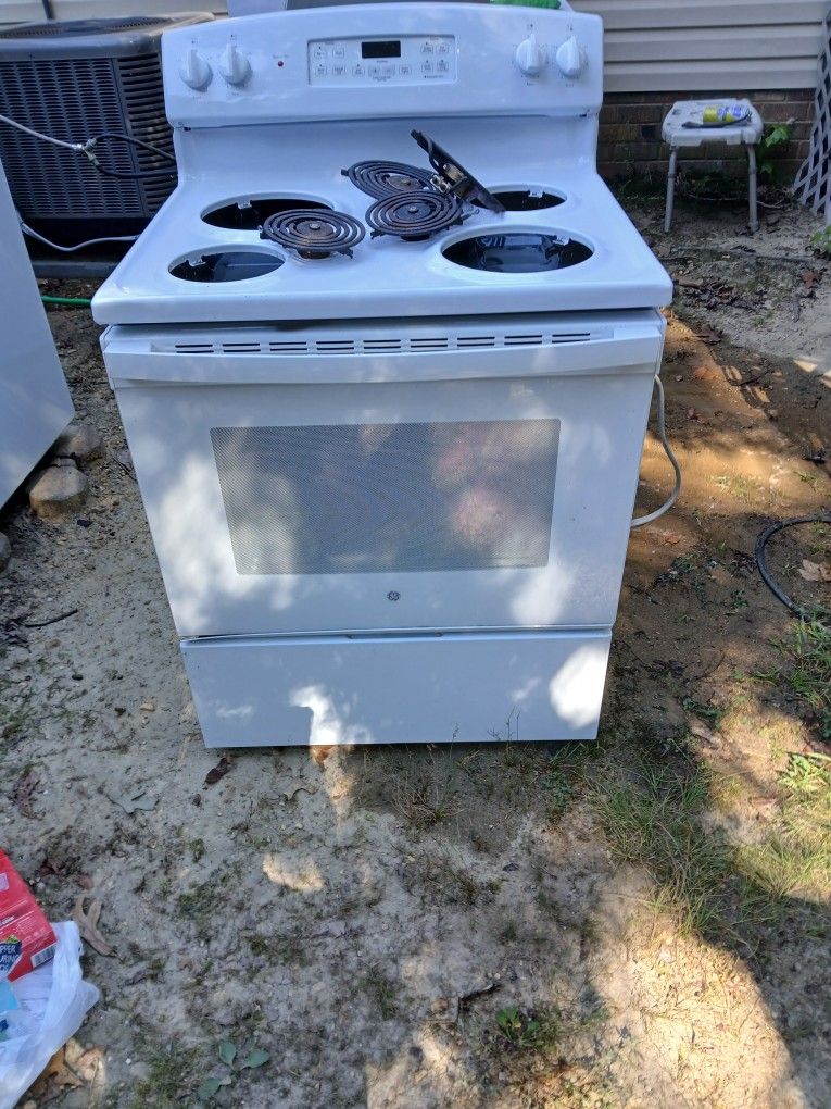 Ge Stove  Very Good Condition 
