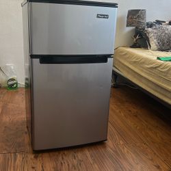 Mini fridge. (Magic chef)