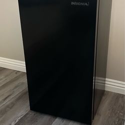Insignia mini Fridge