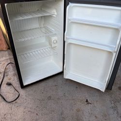 Magic Chef Mini Fridge 2.4 CU.FT (Black)