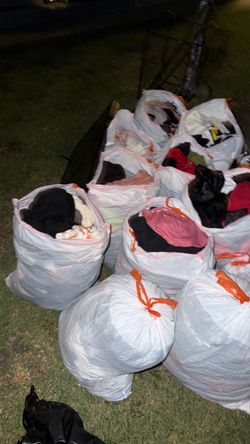 14 bolsas de ropa mix y una tele $50 personas interesadas