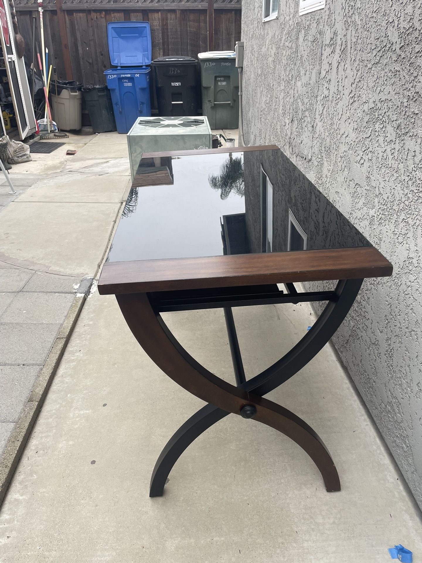 Use Metal And Wooden Desk. Good working condition conditions.