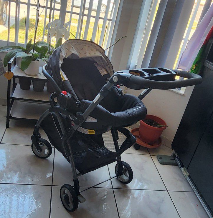 Graco SnugRide 30 Infant Car Seat + Car Seat Frame Stroller