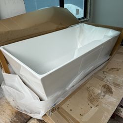 Signature Hardware Acrylic Freestanding Bath Tub