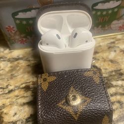Apple AirPods With Case