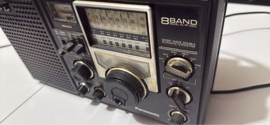 Panasonic RF-2200 8-Band Shortwave Radio
