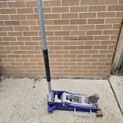 PITTSBURGH 2.5 TON LOW PROFILE ALUMINUM RAPID PUMP FLOOR JACK.