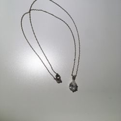 Short Necklace With White Stone Pendant