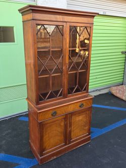 Vintage Mid-Century Mahogany China Cabinet – Classic Hepplewhite Style.