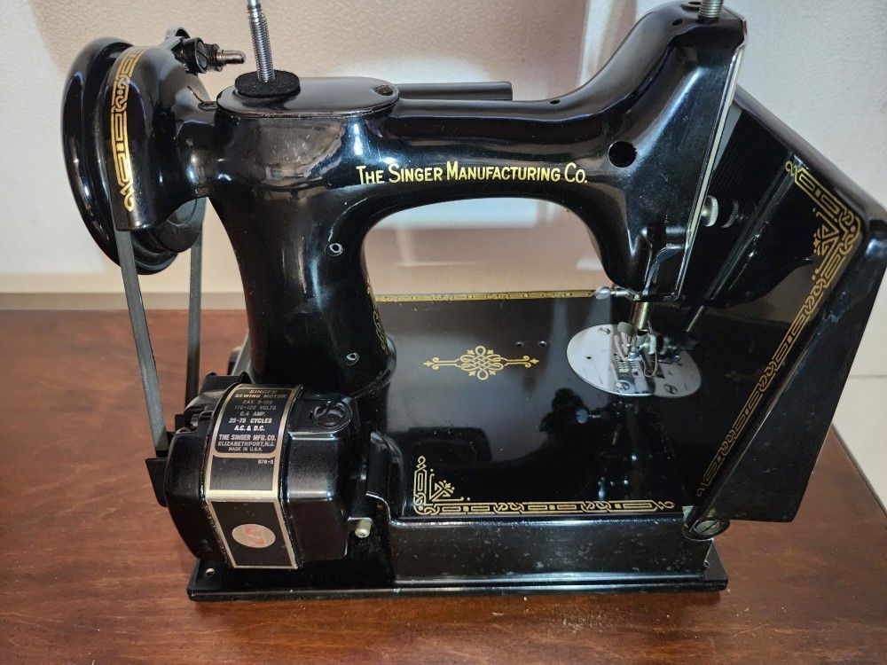 Singer Featherweight Sewing Machine 