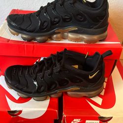 NIKE AIR VAPORMAX PLUS