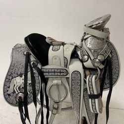  monturas son bordadas con fuste plateado completo