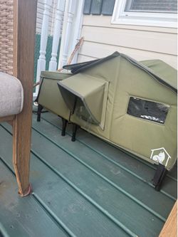 Outdoor cat house with electric heating pad