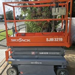 SKYJACK SJIII 3219 ELECTRIC SCISSOR LIFT